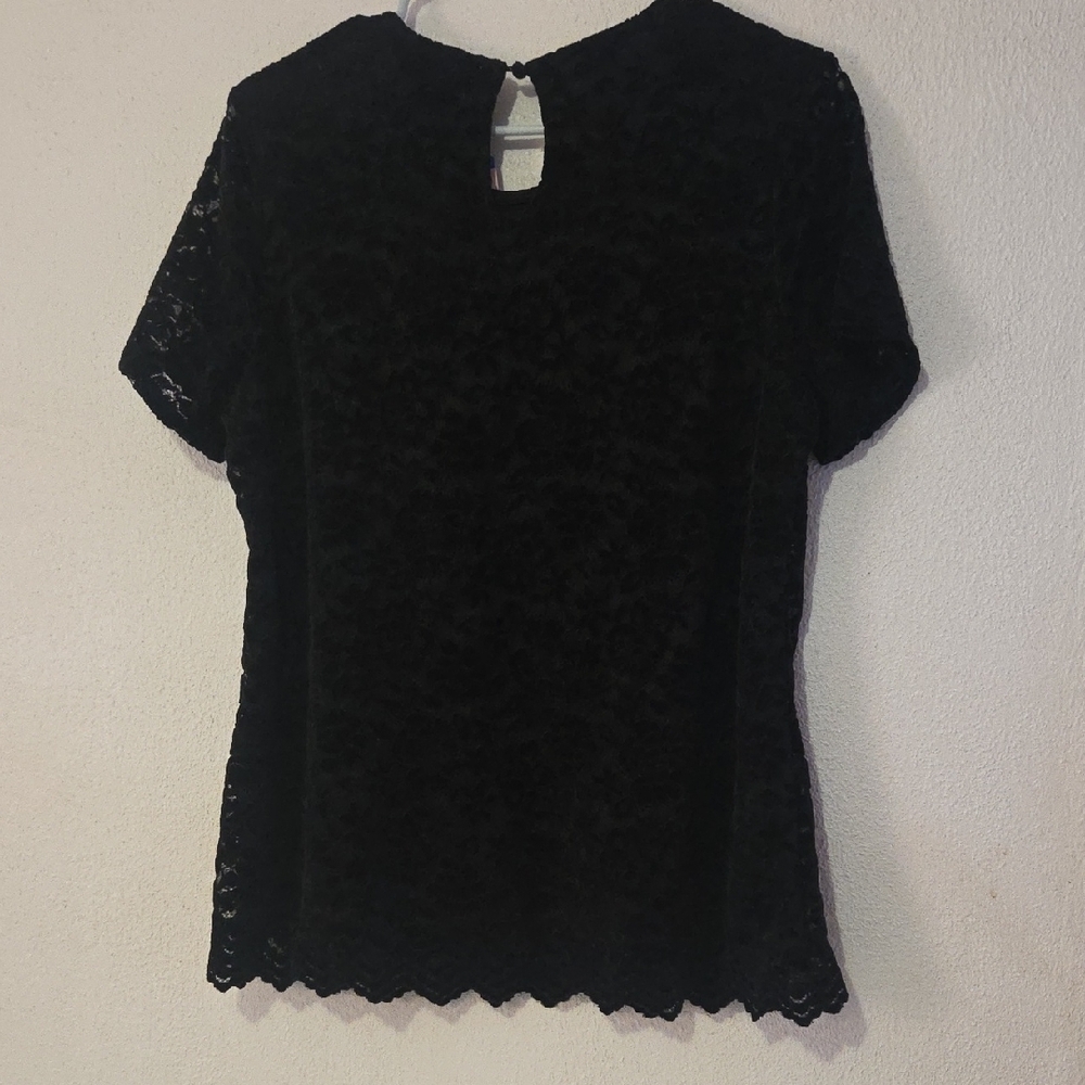 Elegant Black Lace Short Sleeve Top - Picture 2 of 8